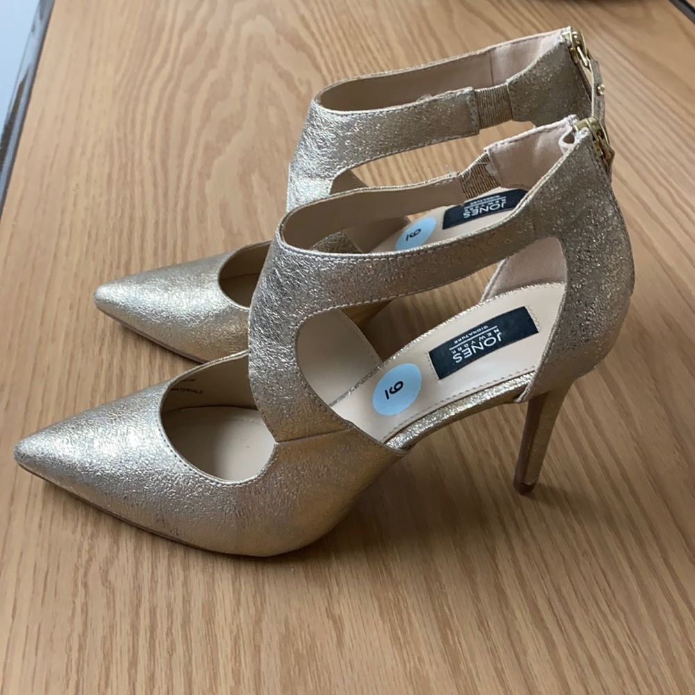 Pumps
Solid
Glitter accents, Shiny accents
Metallic, Tan